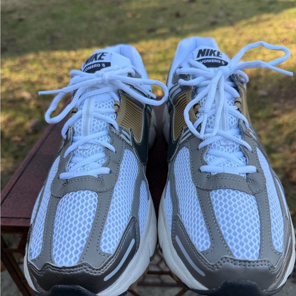 Nike Vomero 5 Metallic Pewter FJ4151-006 - Picture 4 of 9